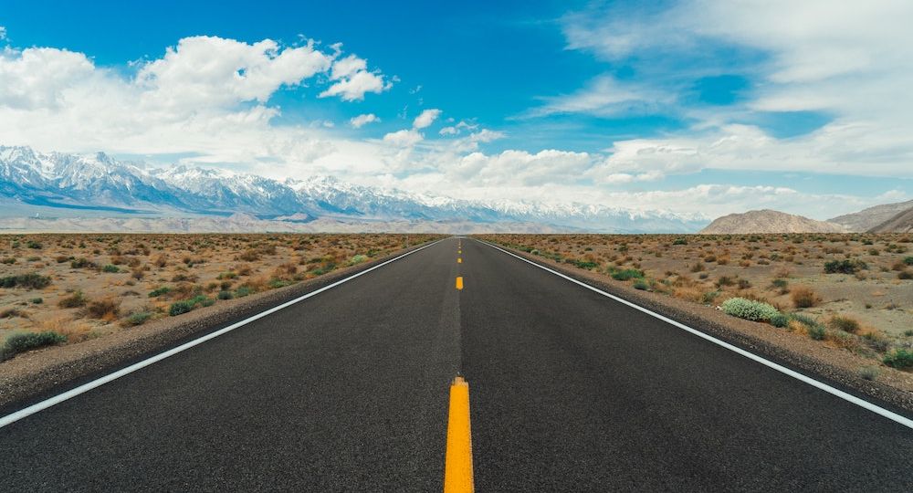 imagen de camino en medio de una carretera