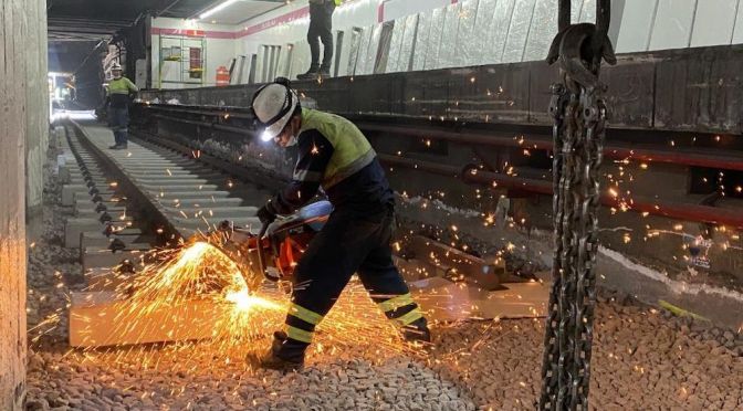 hombre trabajando en la modernización del metro de la cdmx