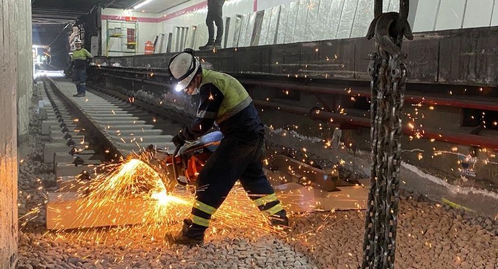 hombre trabajando en la modernización del metro de la cdmx